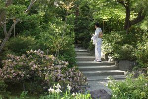 Femme en kimono dans un jardin