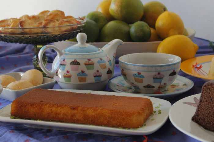 Gâteau et théière